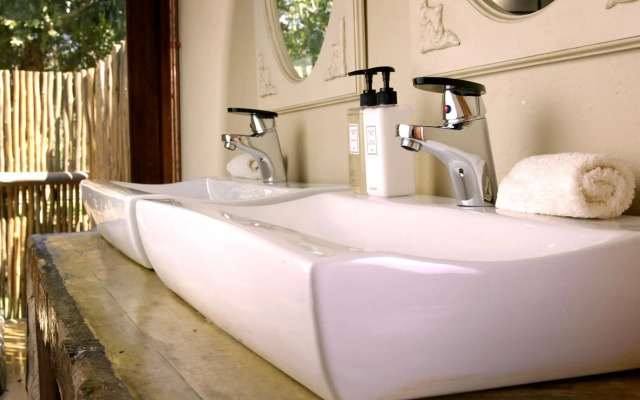 Caracal Lodge