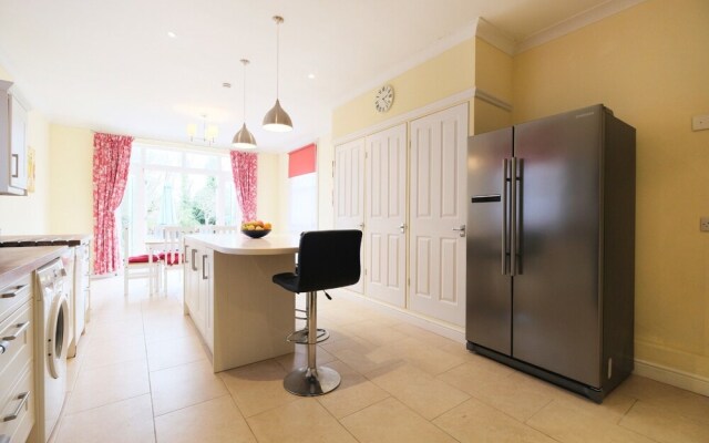 Amazing 3-bedroom Garden Flat for 6 in Ealing