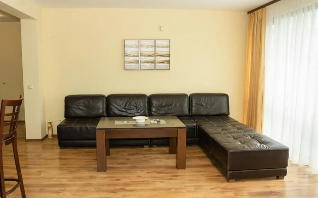 Cozy 1BD Apartment with a Spacious Terrace