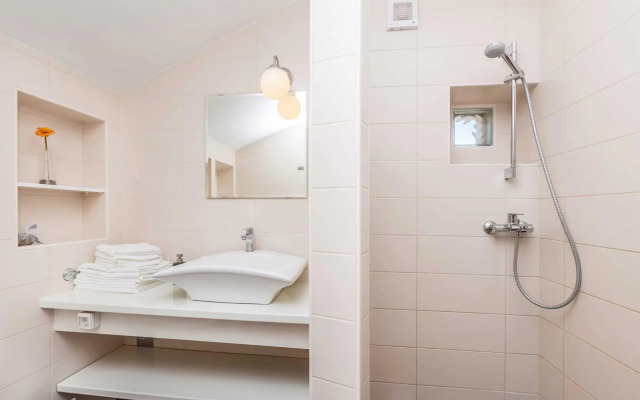 Holiday House Lara 04401