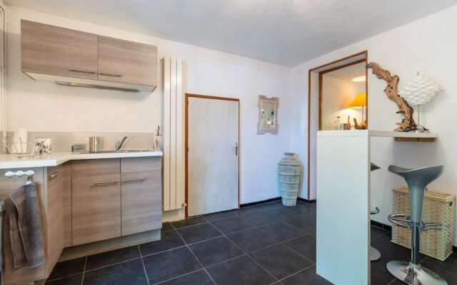 Majestic Holiday Home in Laroque With hot tub