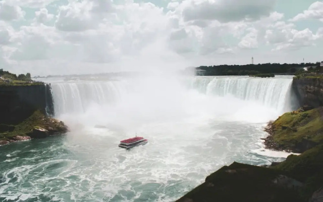 Serenity by the Falls Modern 2 Bedroom Hideaway