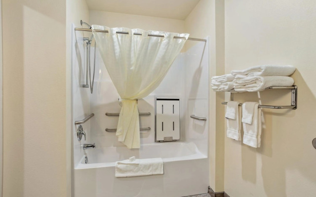 Cobblestone Hotel & Suites-Little Chute