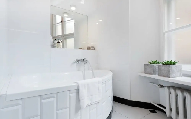Square Apartment by Loft Affair