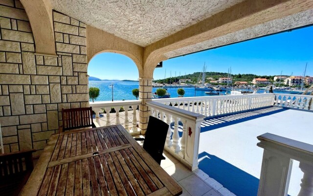 Sea View House for 4