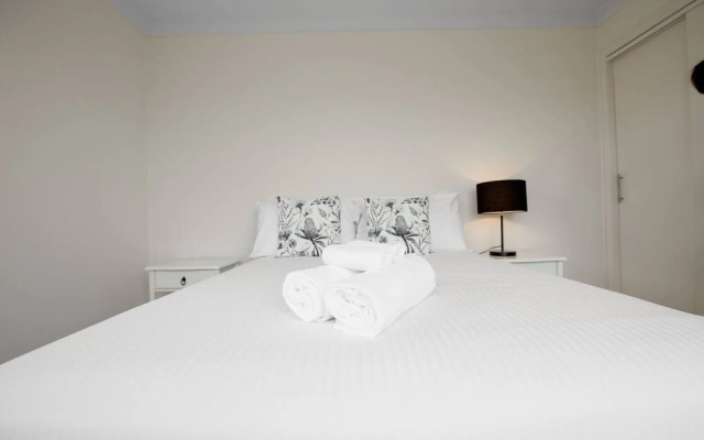 Superb Luxe 5BR House@point Cook Near Lake