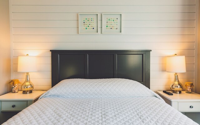 Bearskin Neck Motor Lodge