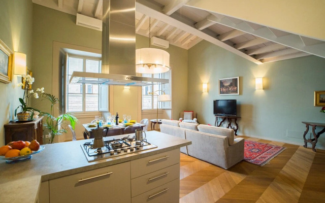 Charming Two Bedroom Apartment in Piazza Strozzi