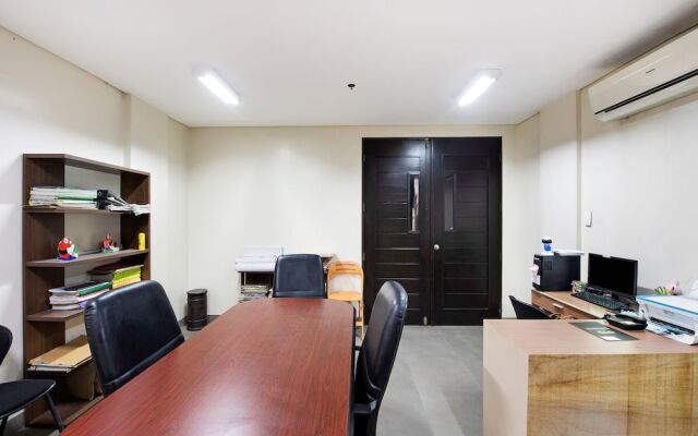 OYO 533 Amina Plaza