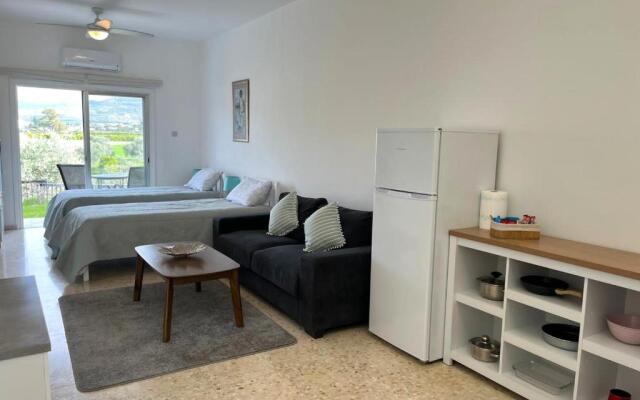 White House studio with sea view and parking