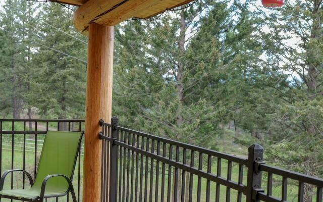 Beautiful Log Chalet Near Fernie, BC
