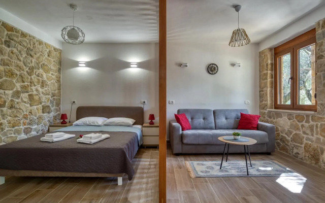 Stonehouse in Olives