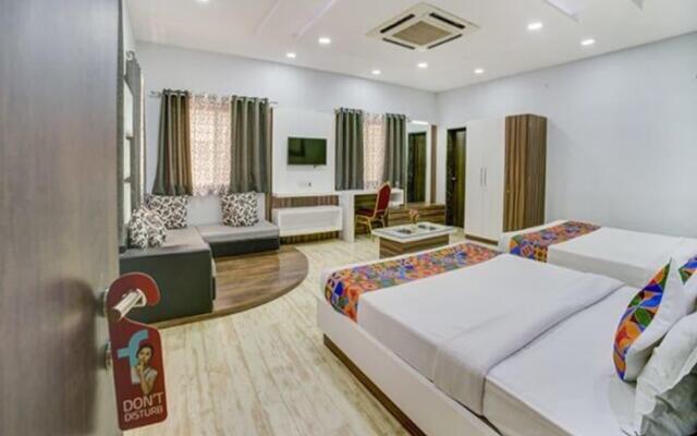 OYO 1535 Hotel Bee Town