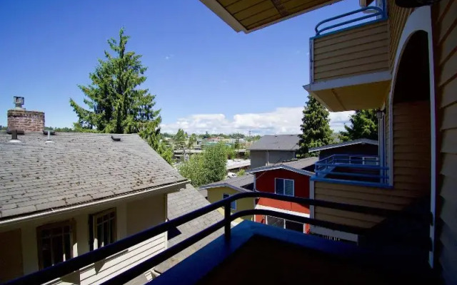 Walkable OTS Mid Century Condo-Pool