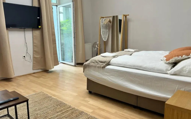 Lovely Studio for 4 with Garden