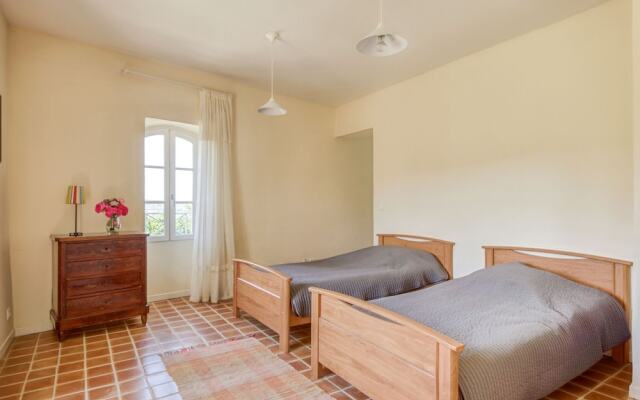 Quaint Holiday Home in Rustrel With Swimming Pool