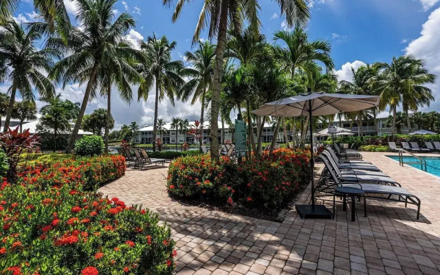 Catina Vacation Rental: Bright 2-BR Condo with Lake Views. Located in Lely Resort with Pool, Hot Tub, and Golf Access. Ideal for Golfers and Beachgoers, Minutes from Naples and Marco Island