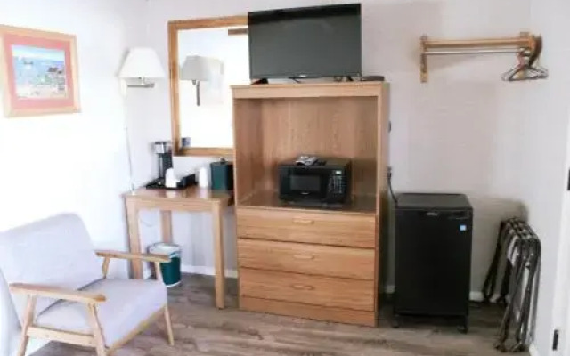 Midway Motel and Cottages