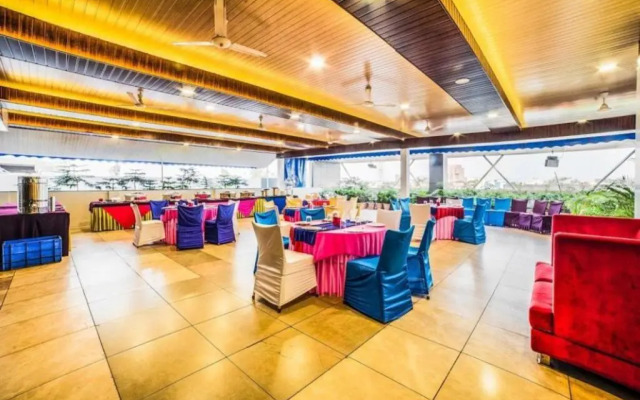 OYO Premium AB Road Bhavarkuan