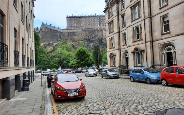 297 Charming Spacious 2 Bedroom Apartment in the Centre of Edinburgh s Old Town