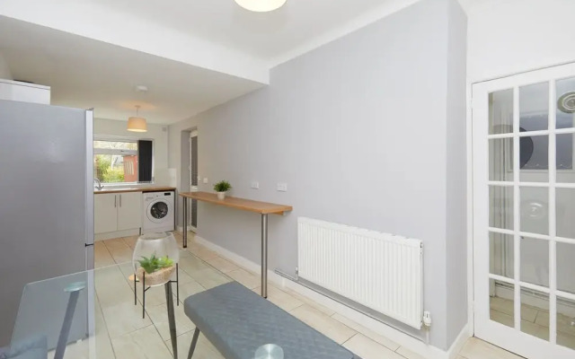 2 Bed Derby House- Parking - Rolls Royce