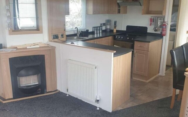 Lovely 2 Bed Caravan on the Aquadrome NN3 9DA