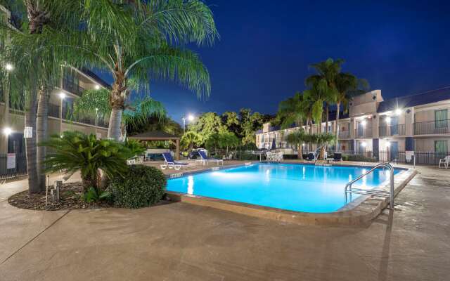 Clarion Inn & Suites Central Clearwater Beach