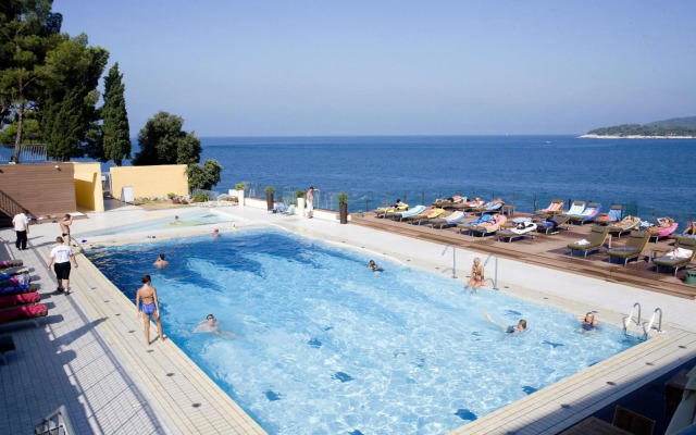 Splendid Golden Rocks Resort
