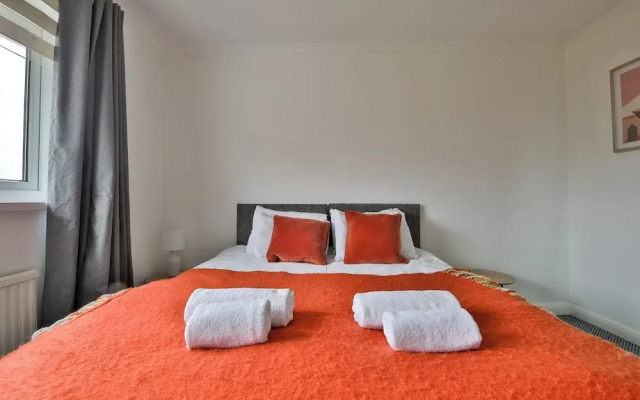 3 Bed House with Private Parking