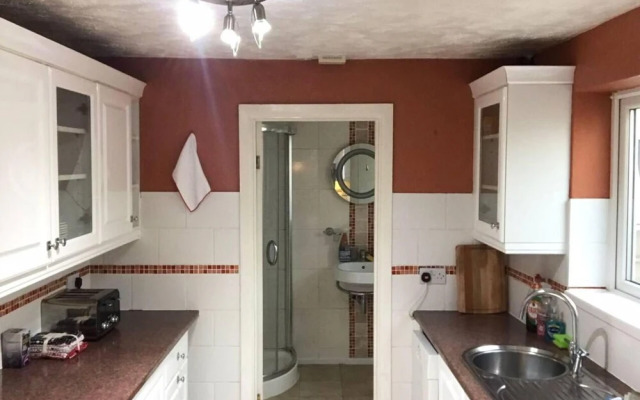 Lovely 3 Bedroom Holiday Home With Free Parking