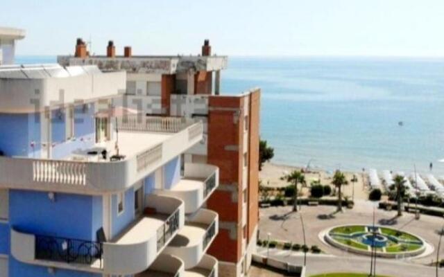 RICCIO BLU pochi passi dal mare