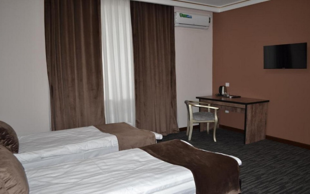 Art Angren Hotel