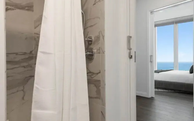 Top-tier Stay 49th Fl Lakefront City Views