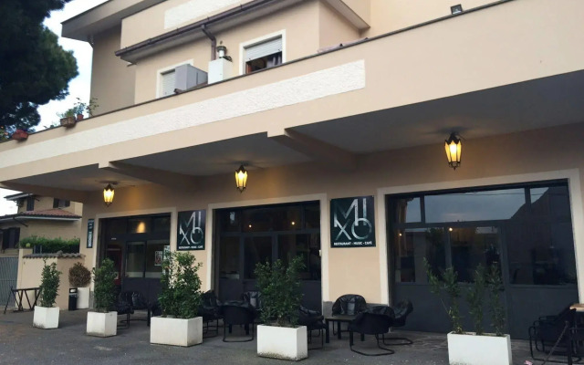 Metropolis Rooms & Services