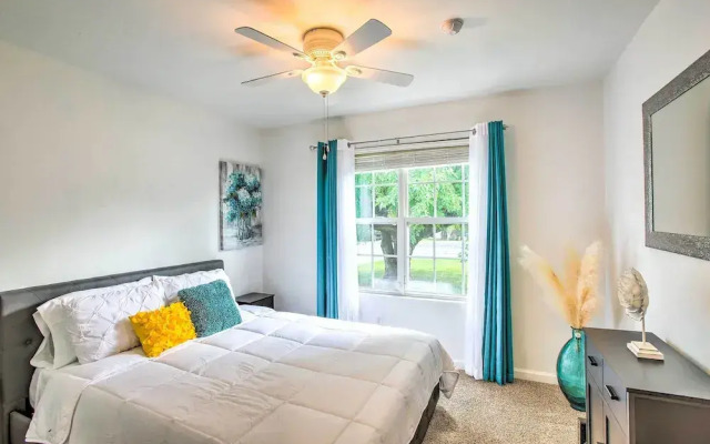Charming Springfield Escape w/ Furnished Deck
