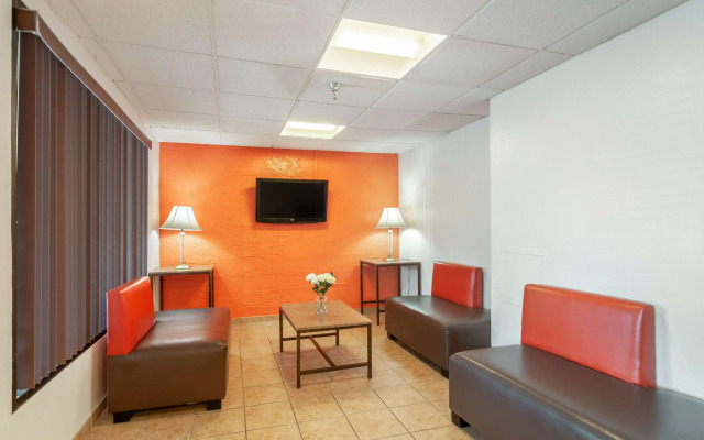 Motel 6 Naperville, IL