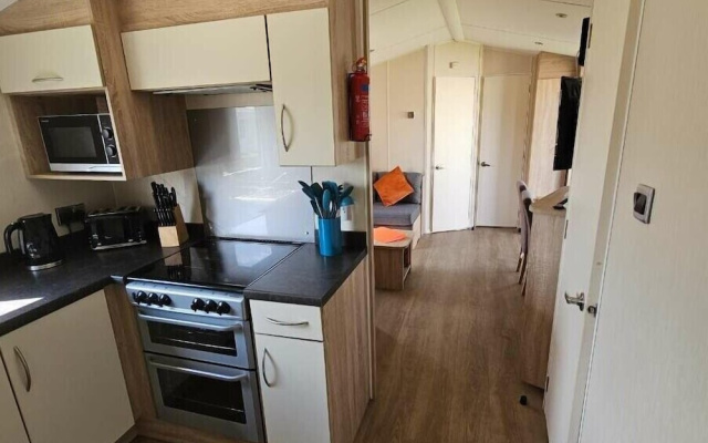 Broadland Sands - Holiday Accommodation 21136