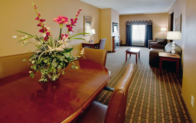 Holiday Inn Express & Suites Suffolk