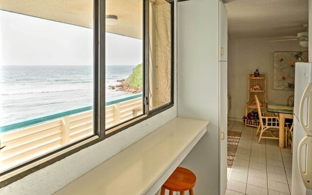 Bolongo Bay Oceanfront Condo w/ Community Pool!