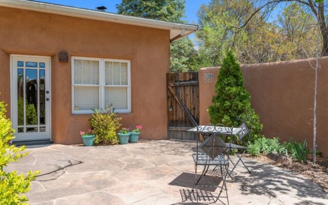 La Luz - Luxurious East Side Adobe With Hot Tub and Kiva Fireplace, Walk Everywhere