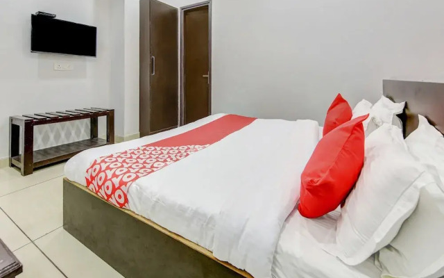 OYO 27999 Hotel Deep