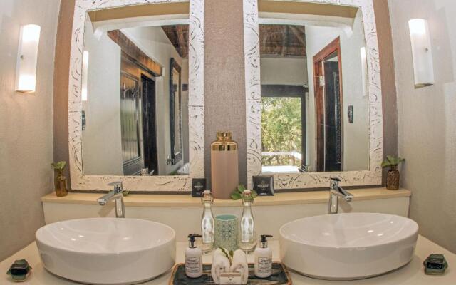Thornybush Simbambili Lodge