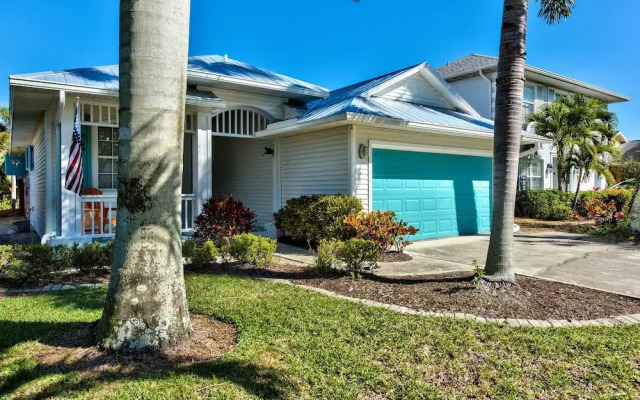 Sardinia Vacation Rental: Delightful Coastal Home near Vanderbilt Beach. Relax in a Private Pool and Spacious 4-BR Retreat with Modern Amenities. Ideal for Families. Minutes from Mercato and Local Attractions