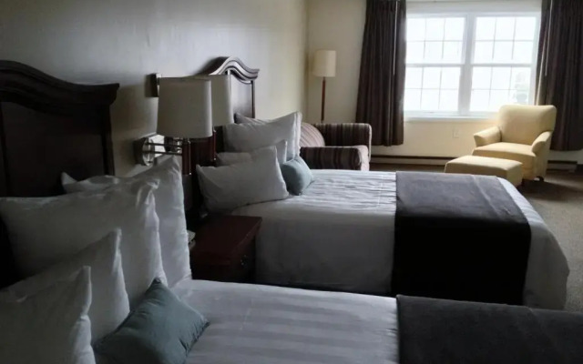 Holiday Hill Inn & Suites