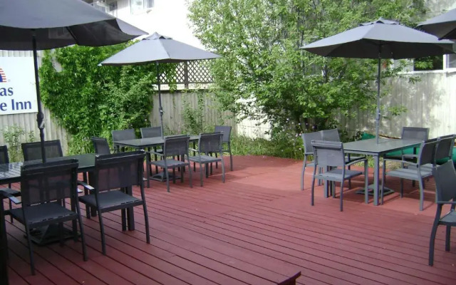 Canadas Best Value Inn River View Hotel