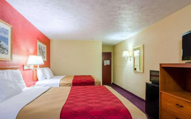 Econo Lodge Interstate 35 Exit 183