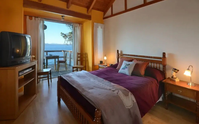 Great 3 Bedroom Home on the Lake Shore H50