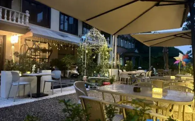 Floral Hotel Chatan Boutique Inn