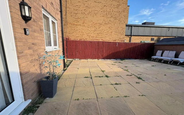 Spacious 3-bed House - Sleeps 8, Garden & Parking