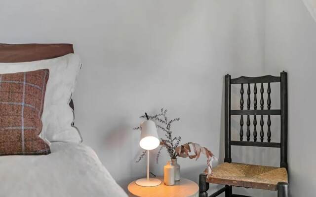 Designer Luxury 2-Bed Apartment With Car Park